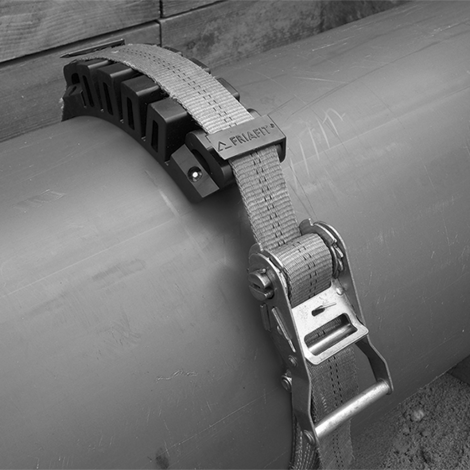 Fixation pour absorber les forces de poussée et de traction axiales
