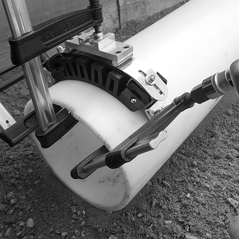 Fixation pour absorber les forces de poussée et de traction axiales